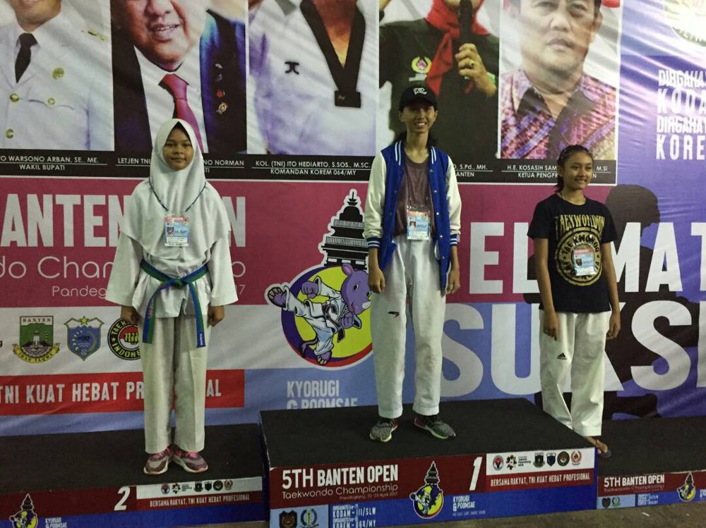 Novrika (tengah) saat meraih juara 1 di kejuaraan 5th Banten Open