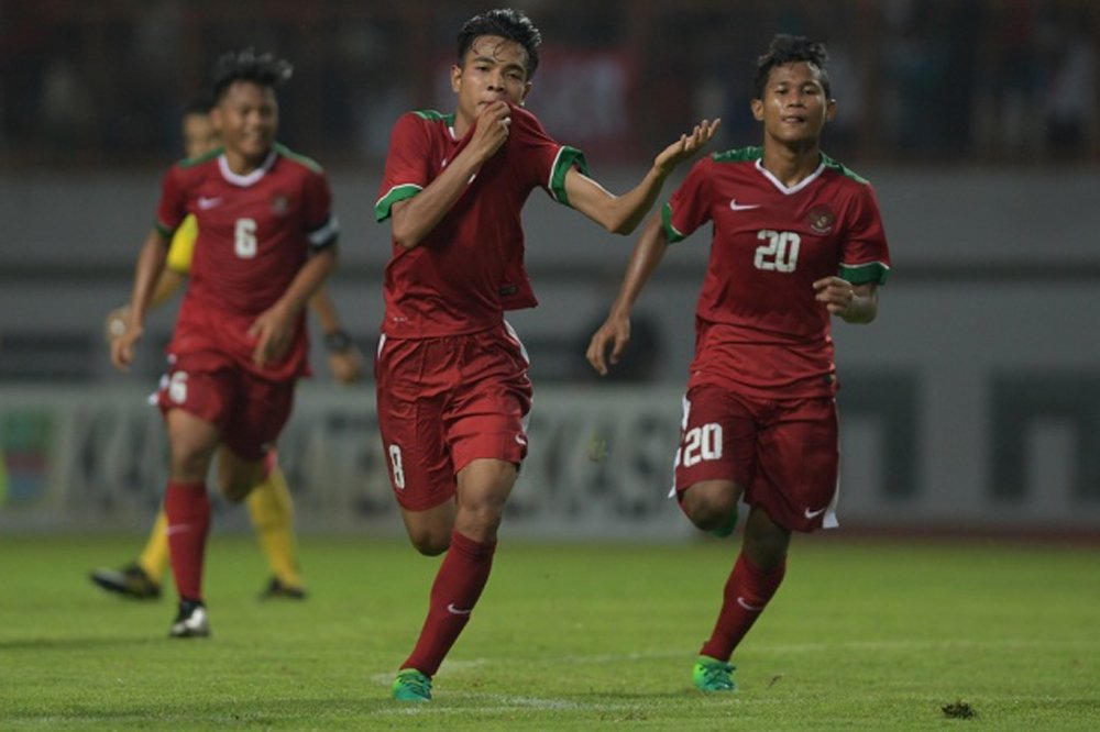 Pesepak bola Timnas Indonesia U-16 setelah berhasil mencetak gol ke gawang Timnas Singapura U-16. Foto: ANTARA