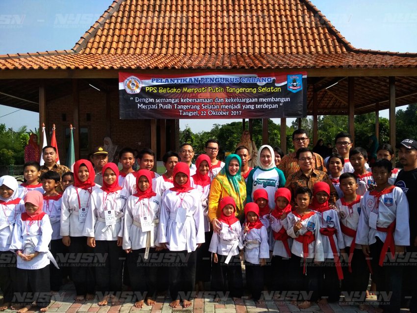 Para-pengurus-PPS-BETAKO-Cabang-Tangsel-berpose-bersama-dengan-Walikota-Tangerang-Selatan,-Airin-Rachmi-Diany