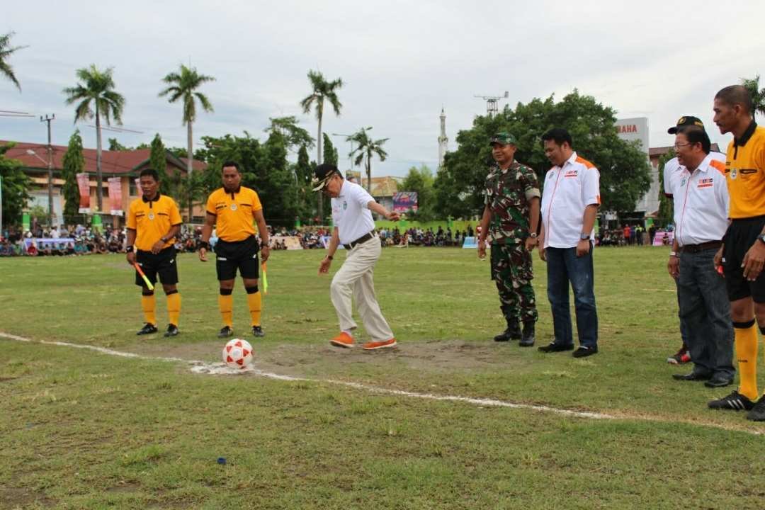 Walikota Parepare, Taufan Pawe, membuka secara resmi kejuaraan Wali kota Cup 2 di Lapangan Andi Makkasau Parepare, Rabu (22/11/2017).