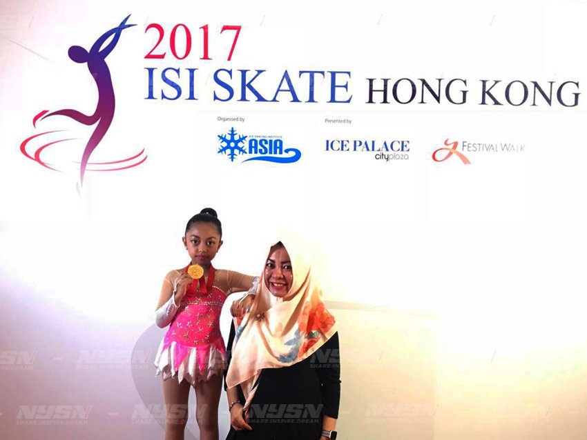 Kinan berpose bersama ibundanya saat mengikuti kompetisi Ice Skating di Hongkong
