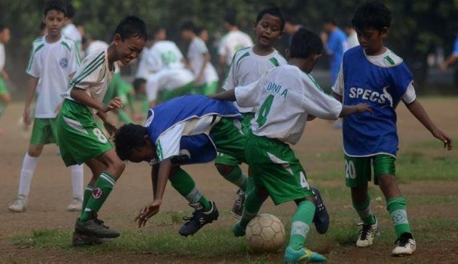 Pembinaan sepakbola usia dini harus terus digencarkan oleh PSSI maupun masyarakat. (sumber foto: Viva News)