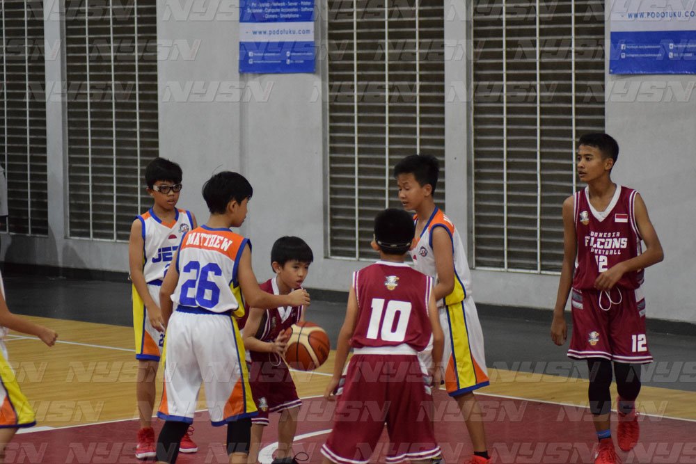 Salah satu pemain Indonesia Falcon (merah) berusaha melindungi bola dari pemain Jetz Basketball Club.