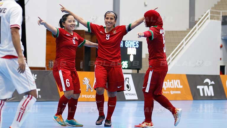 Kapten Timnas Futsal Putri Indonesia, Maulina Novryliani (9), yang menolak bergabung bersama Timas Putri Senior. (bolalob.com)