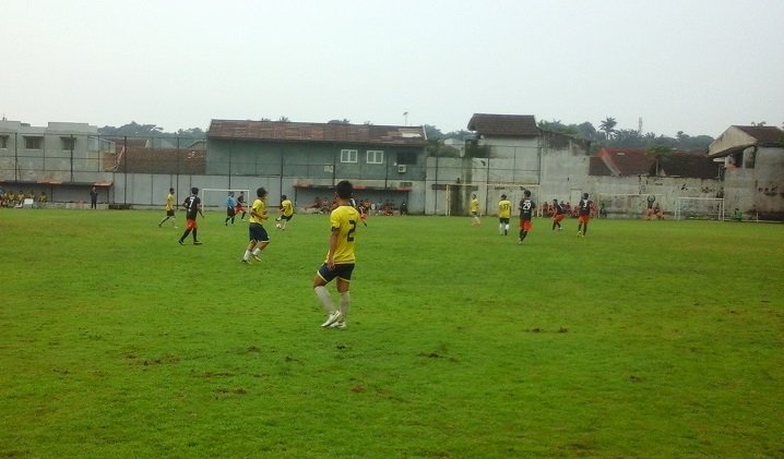 Pertandingan Villa 2000 (Hitam) vs Bogor FC (Kuning). (Dre-NYSN)