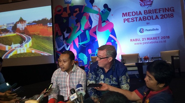 Pongky Rivawanto, Deputi Presiden Direktur Pesta Bola Indonesia (kiri) saat melakukan sesi jumpa wartawan. (Art/NYSN)