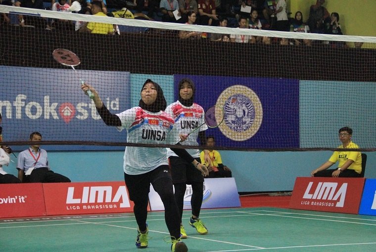 Tim putri Universitas Islam Negeri Sunan Ampel (UINSA) sukses mecuri poin dari Universitas Airlangga (Unair) pada laga perdana LIMA Badminton WJC 2018. (LIMA)