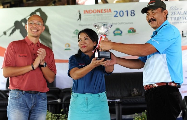 Cahaya Oktora Marpaung, founder Indonesia Ultimate Golf Series (tengah) secara simbolis menerima piala IUGS 2018 yang mulai bergulir sejak April hingga September 2018. (Pras/NYSN)