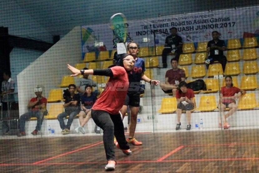 Atlet squash Singapura (merah) berhadapan dengan Kalimantan Timur dalam test event Asian Games 2018, saat tampil tahun lalu. (republika.co.id)