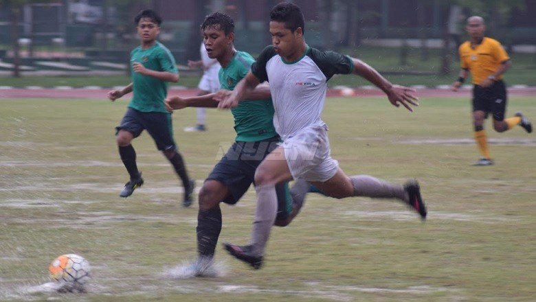 Ditengah guyuran hujan yang cukup deras, uji coba melawan PS TIRA U-17, Timnas U-16 (hijau) dipaksa bermain imbang 1-1 pada Kamis (3/5). (Ham/NYSN)