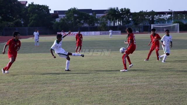 Laga Timnas Putri U-16 (putih) vs Laos di Piala AFF U-16, Minggu (6/5), di Stadion Atletik Jakabaring 1, Palembang. (Bola.com)