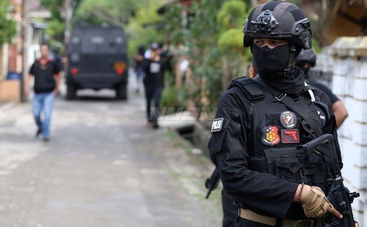 Petugas Densus 88 tengah berjaga di sekitar rumah terduga teroris di Kawasan Perumahan Kunciran Indah pada akhir pekan lalu. (kompas.com)