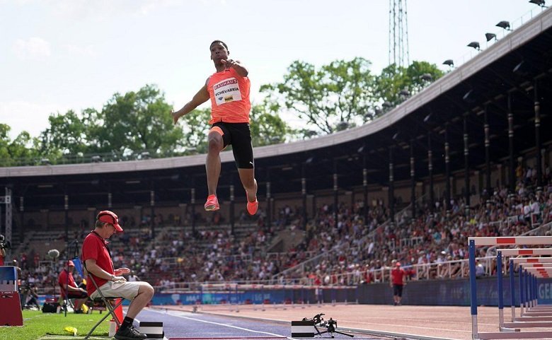 Atlet lompat jauh 19 tahun asal Kuba, Juan Miguel Echevarria, berhasil melakukan lompatan terjauh dan mengalahkan rekor yang bertahan sejak 1984. (runnersworld.com)