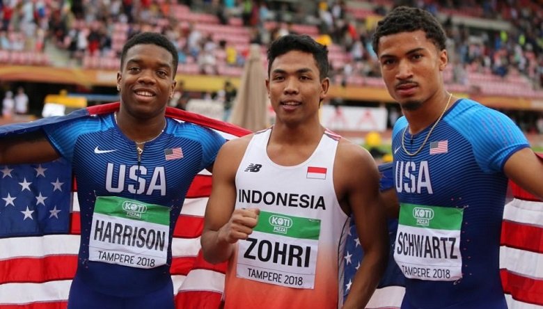 Lalu Mohammad Zohri (tengah) diapit dua pelari asal Amerika Serikat, Eric Harrison dan Anthony Schwartz, usai merebut medali emas nomor lari 100 meter pada Kejuaraan Atletik Junior Dunia 2018 (Twitter IAAF)