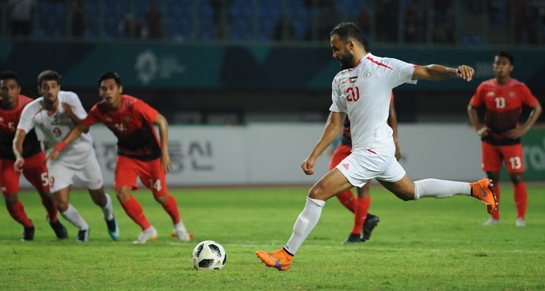 Striker Palestina U-23, Oday Dabbagh (20), saat melakukan eksekusi penalti pada babak pertama. Pertandingan akhirnya dimenangkan Timnas Palestina dengan skor tipis 2-1 atas Timnas U-23, pada laga penyisihan Grup A. (Pras/NYSN)