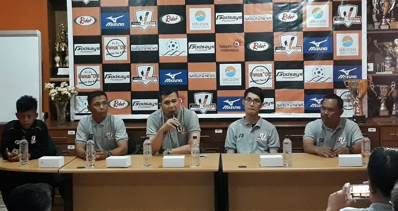 CEO Villa 2000 Asher Imaret Siregar (ketiga dari kiri), saat melepas tim Villa 2000 U-12 yang akan tampil di Turnamen Gothia Cup U-12, pada 12-18 Desember 2018, di Qingdao, China. (Dre/NYSN)