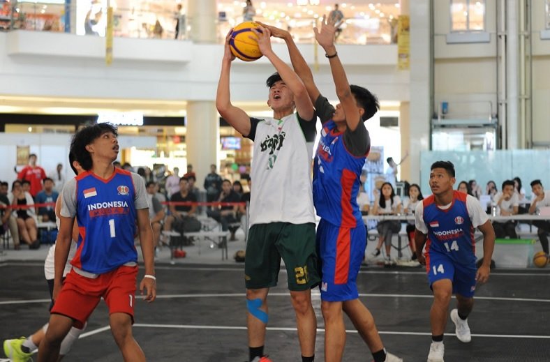 Tim Cool Boyz (hijau) sukses mengalahkan tim Indonesia Muda (biru) dengan skor tipis 9-8, pada laga perdana King Basketball 3x3 Volume 2, di Atrium Mall @Alam Sutera, Kota Tangerang, Banten. (Pras/NYSN)