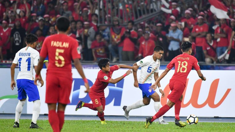 Timnas U-16 (merah) akhirnya melangkah ke babak perempat final Piala Asia U-16 2018, usai bermain imbang 0-0 melawan Timnas India U-16, pada laga pamungkas Grup C, di Stadion Bukit Jalil, Kuala Lumpur, Kamis (27/9). (AFC.com)
