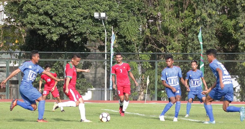 Winger Timnas U-19, Aulia Hidayat (merah) berusaha melepaskan sepakan ke arah gawang Persibara Banjarnegara, dalam laga uji coba di Stadion UNY, Depok, Sleman, pada Sabtu (8/9). Timnas U-19 berhasil menang 2-1 pada laga itu. (kampiun.id)