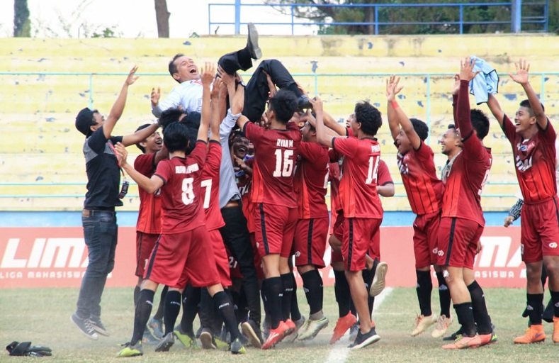 LIMA Football Nationals 2018 telah selesai. Di partai final, Universitas Muhammadiyah Jakarta (UMJ) unggul 1-0 atas Universitas Muhammadiyah Malang (UMM) dan menyegel Titel Juara LIMA Football Nationals 2018, pada Selasa (25/9), di Stadion Gelora Brantas, Batu, Malang, Jawa Timur. (LIMA)