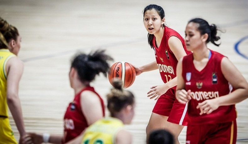 Timnas Basket Putri Indonesia U-18 yang diisi Adelaide Callista Wongsohardjo dan kolega, kalah telak di dua laga penyisihan Grup A, FIBA Usia (U)-18 Women’s Asian Championship (Kejuaraan Asia U-18), di Sree Kanteerava Indoor Stadium, Bengaluru, Karnataka, India. (FIBA)