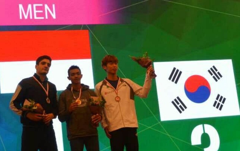 Pemanjat tebing asal Jawa Tengah berusia 18 tahun Kiromal Katibin (tengah), akhirnya berhasil meraih medali emas nomor Speed Youth A Putra, di ajang Asia Junior Championship 2018, di Chongqing, China, pada Minggu (5/11). (FPTI)