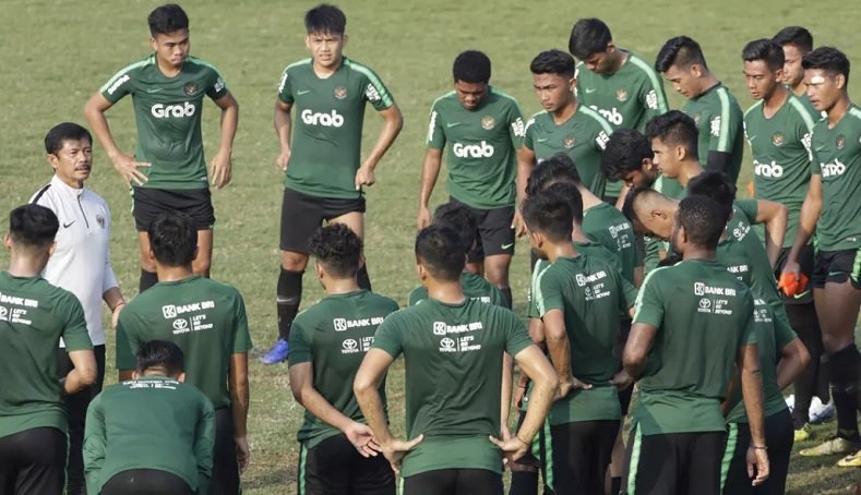 Timnas U-22 melakukan latihan perdana di Lapangan ABC, Senayan, Jakarta, Senin (7/1). Mereka akan mengikuti Piala AFF U-22 2019 di Kamboja. Pelatih Timnas U-22, Indra Sjafri, akan memilih 23 pemain terbaik dan dijadwalkan menjalani dua kali uji coba lebih dulu. (bola.com)