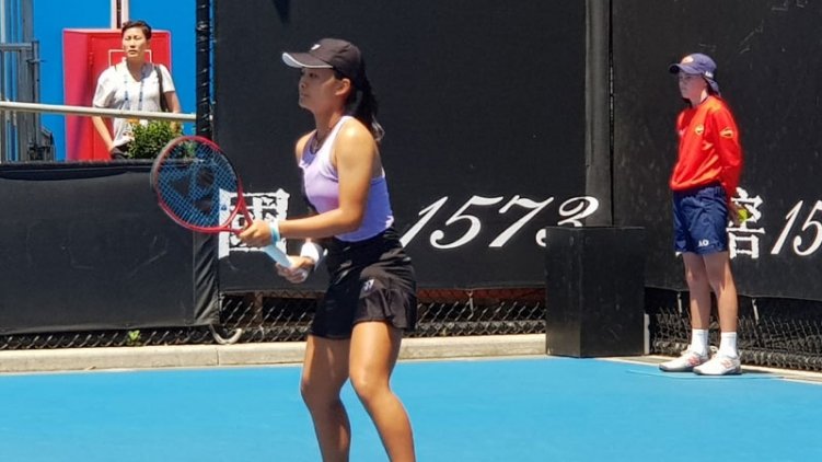 Priska Madelyn Nugroho, melaju ke babak ketiga nomor tunggal Australia Terbuka Junior 2019. Pada babak kedua, Selasa (22/1), satu-satunya wakil andalan Merah Putih itu, mendepak unggulan keenam dari Amerika Serikat, Ma Lea, dengan skor akhir 5-7 6-3 6-0. (topskor.co.id)