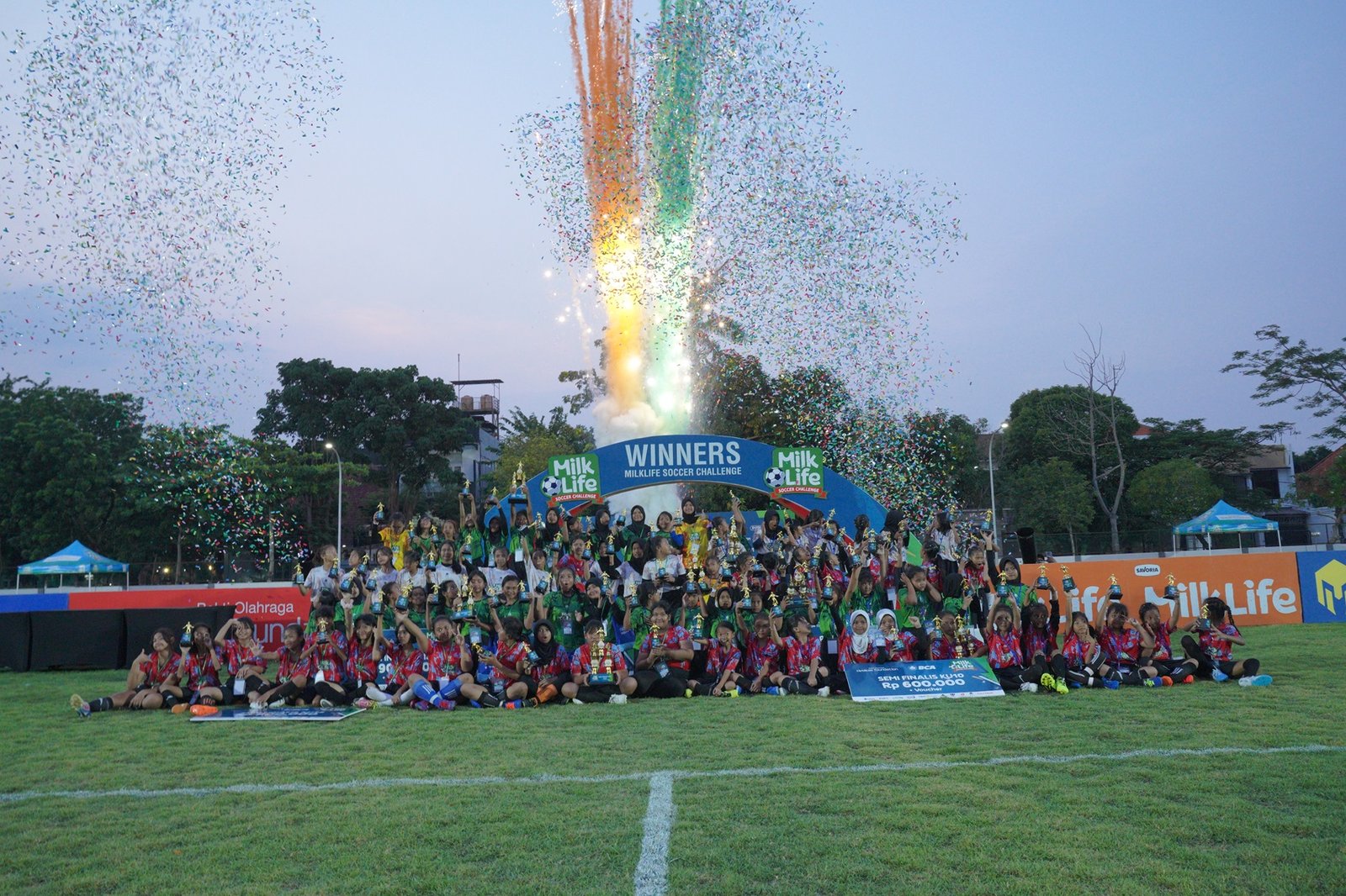 Foto juara, runner-up, semi finalis MilkLife Soccer Challenge - Surabaya Series 1 2024 Kategori Usia (KU) 12 dan KU 10.